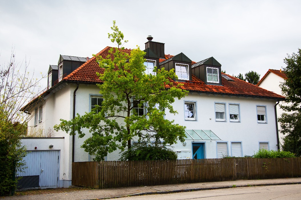 Mehrfamilienhaus mit Gartenzaun