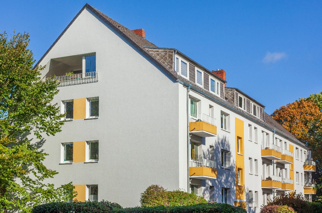 Modernes Wohngebäude im Herbst , Bremen, Deutschland